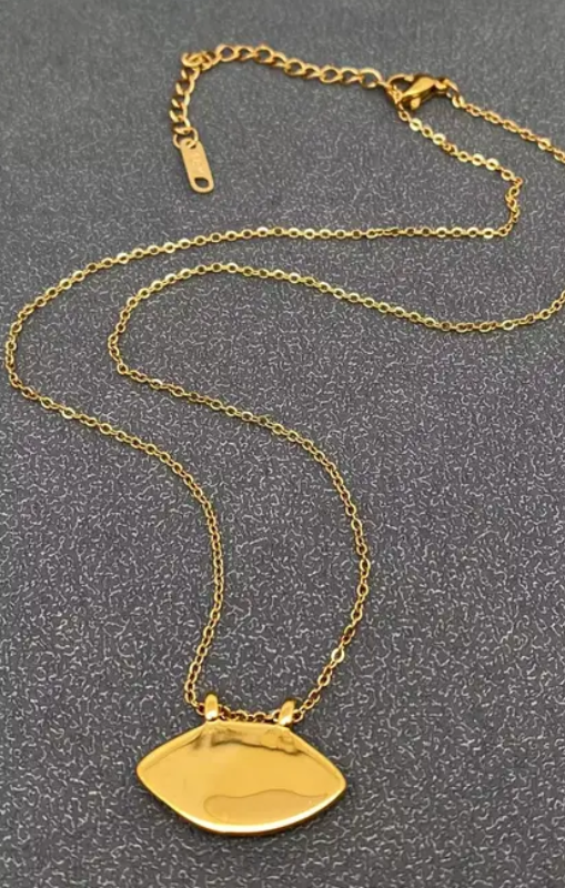 Bhyza-InlaidZirconLipShapeCharmNecklace-MIO65182princessbazaar1